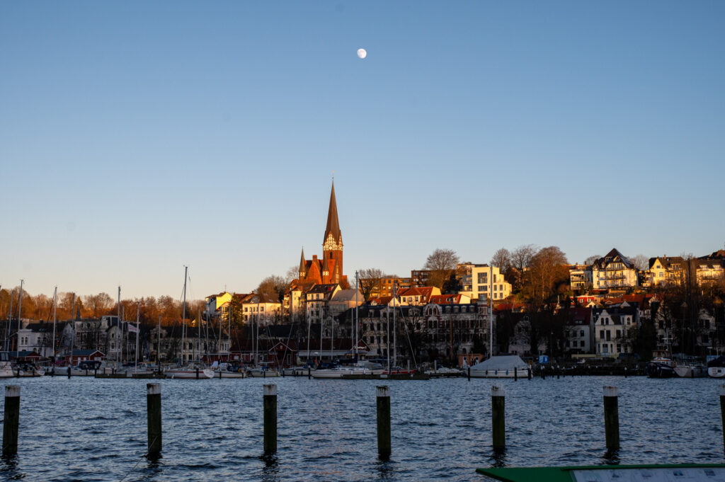 Mond über der St. Jürgen Kirche Flensburg